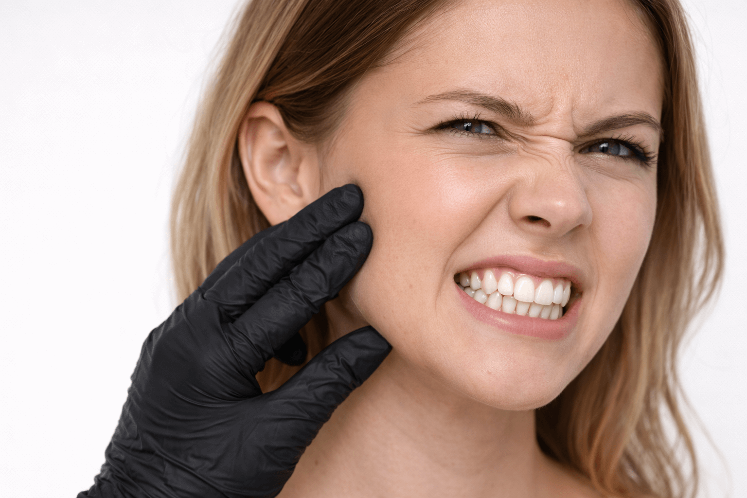 Home 7 Tratamiento del bruxismo mediante neuromoduladores para relajar el músculo masetero. Ayuda a reducir la tensión mandibular, proteger las piezas dentales y mejorar el contorno facial. Servicio de medicina estética funcional en la zona norte de Madrid.